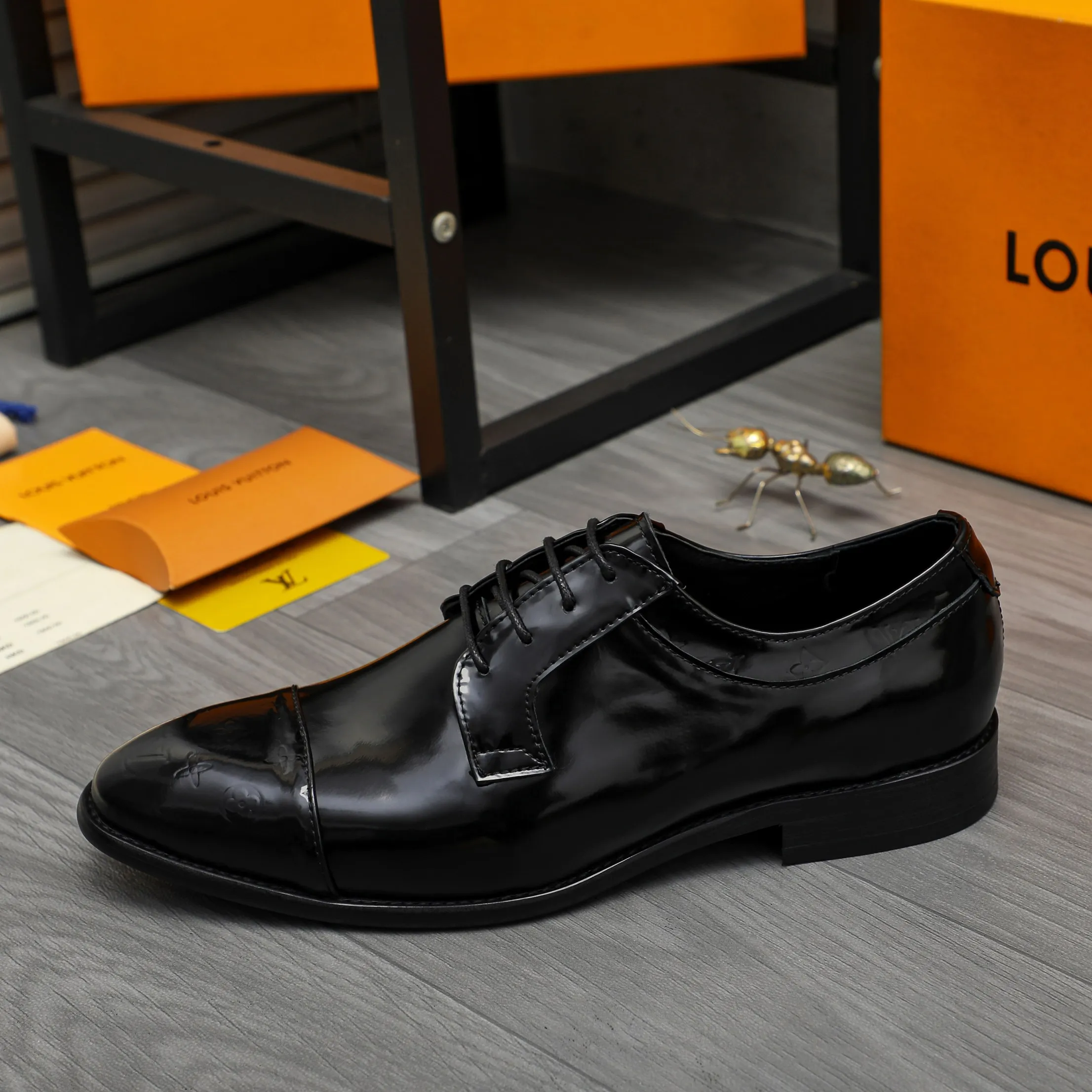 Men's shoes 💰p460 Product trademark: LV (Louis Vuitton) business lace-up leather shoes True size: 39-44 Product material: Selected lacquered cowhide stitching embossed cowhide upper, cowhide lining, original rubber outsole